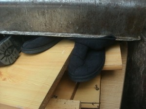 So superweich ausgelatschte Uggs stellen keinen Widerstand dar für einen solch mächtigen Pressmechanismus!