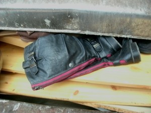 Jetzt wurden die Stiefel zermalmt, in denen die Bikerin sicher sehr heiß ausgesehen hatte.