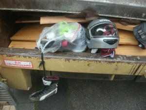Eben noch durch die Luft geflogen, wurde es für die Uggs verdammt &quot;eng&quot; - und bald auch für den Helm und die mit Sneaks gefüllte Mülltüte.