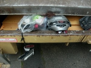 Auch wenn der &quot;Sperrmüll&quot; noch so klein ist, gepresst wird er auf jeden Fall! Glücklicherweise steckten in dem Helm nur noch alte ausrangierte Sneaks und kein Kopf mehr drin!