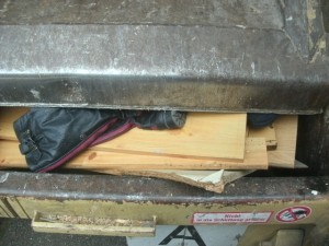 Müll0714 109.jpg (212.49 KiB) 7515 mal betrachtet Sogar die flachen Blockabsätze der Boots knackten unter dem Pressdruck!