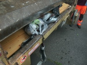 Müll0714 110.jpg (223.67 KiB) 7120 mal betrachtet Ich dachte noch, der runde Helm könnte aus dem Griff der Presse rausrutschen und auf die Straße fallen, aber wie (fast) immer holte sich der Pressmechanismus alles!