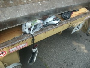 Das Bersten, Splittern und Krachen hob wieder an und man sah, wie alles sich wie mühelos skurril verformte.