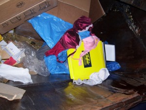 Müll0409 1342.jpg (211.43 KiB) 15920 mal betrachtet Was da so alles in die Müllschüttung zurück rutscht?!