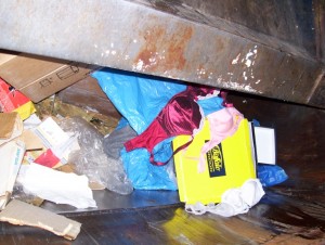 Müll0409 1344.jpg (216.56 KiB) 15029 mal betrachtet Der Buffalo-Karton schien noch voll zu sein?!