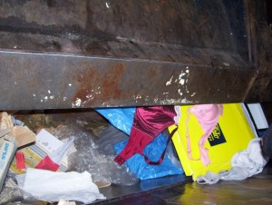 Müll0409 1345.jpg (219.37 KiB) 15035 mal betrachtet Zu spät: Auch der Inhalt des Schuhkartons würde mit den sexy BHs zermalmt werden.