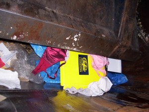 Müll0409 1346.jpg (215.74 KiB) 15035 mal betrachtet Ein geiler Kontrast: Schimmernde Spitzenwäsche, sexy Tangas und dazu der massive Stahl, um die süßen Sachen zu beseitigen.