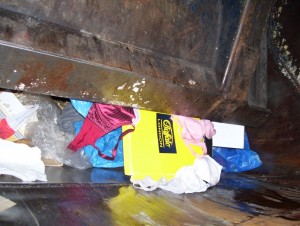 Müll0409 1347.jpg (216.42 KiB) 15035 mal betrachtet Der Buffalo-Karton wurde gerade geplättet.