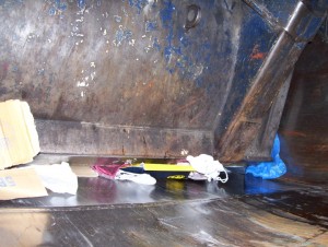 Müll0409 1348.jpg (208.57 KiB) 15024 mal betrachtet Jetzt war es also passiert: Der mysteriöse Buffalo-Karton war mit Inhalt nun total platt gepresst.