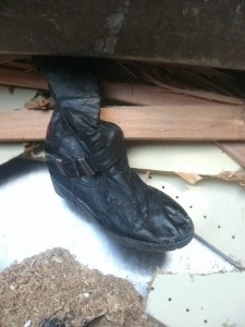 Brutalsmöglich zermalmt: So gequält und gedemütigt müssen Sperrmüllstiefel auf die Müllkippe!