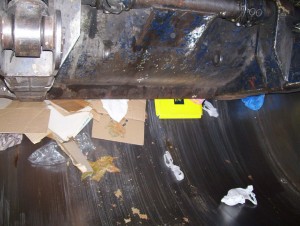 Müll0409 1350.jpg (201.22 KiB) 15030 mal betrachtet Ein ebenfalls fallengelassener Tanga klebte an der versifften stählernen Müllschüttung.