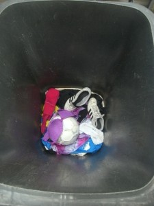 Müll0914 004.jpg (147.49 KiB) 5523 mal betrachtet Es kam noch ein wie ich meine sehr geiler "Schwung" an Fußballsachen in die Mülltonne.