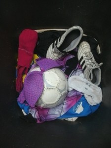 Der kaputte schlaffe Fußball dürfte dem Pressmüllauto ebensowenig &quot;Mühe&quot; machen wie Tamaras ausgediente Fußballschuhe und ihr echt süßer ausrangierter BH.