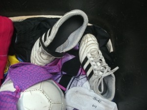 Müll0914 007.jpg (189.58 KiB) 5509 mal betrachtet Die Fußballschuhe sind nicht wirklich kaputt, aber schon alt und sie habe eh noch genug andere - also ab in den Müll!