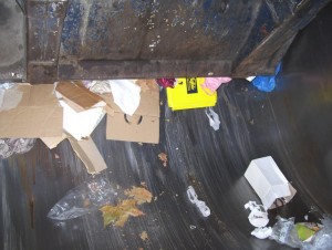 Müll0409 1351.jpg (110.9 KiB) 15024 mal betrachtet Nur noch der Deckel des Schuhkartons ragte heraus. War der mysteriöse Inhalt etwa schon tief im Bauch des Müllautos gelandet? Es sah fast so aus.