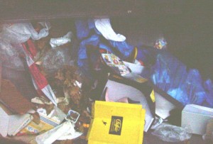 Müll0409 1352.jpg (253.38 KiB) 15030 mal betrachtet Endlich öffnete sich das Pressschild zum Nachpressen und der ganze gepresste Dreck sackte wieder nach unten. Da sah ich doch ... geil ... Buffalo-Stiefeletten. Ob das Foto wegen meiner Erregung so misslang, oder ob es nur Künstlerpech war, das weiß ich allerdings nicht.