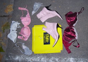 Müll0409 1354.jpg (225.34 KiB) 15915 mal betrachtet Die süße Wäsche bekam durch den Pressvorgang siffige Schleifspuren ab und die Stiefeletten sahen au f den ersten Blick noch realtiv gut aus.