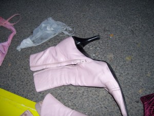 Müll0409 1355.jpg (210.46 KiB) 15030 mal betrachtet Die edlen Buffalo-Stiefeletten haben auf den zweiten Blick doch genug abbekommen, um nur noch Müllwert zu haben, denn die Presse hat den Metallspann verbogen. Schuhe sterben halt schnell in einem Pressmüllauto!