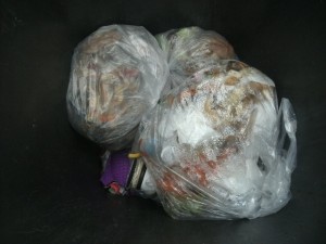 Müll0914 054.jpg (171.37 KiB) 7348 mal betrachtet Siffiger stinkender Müll kennt keine Gnade bei dem was drunter liegt ... !