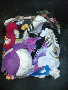 Vom Müllgewicht platt gedrückter Fußball-Siff.