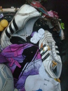 Total platt gedrückte Fußballschuhe; echt schon &quot;verdichteter&quot; Müll. Eine gute &quot;Vorarbeit&quot; unserer Tonne für die Mülldeponie.