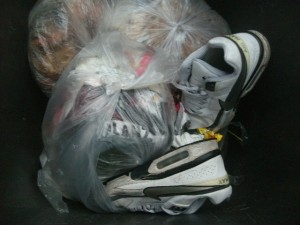 Endlich konnte ich auch die Airmax aus ihrem mülligen &quot;Gefängnis&quot; befreien. Meine Güte stinken die nun nach Müll und die Müllbrühe haben die auch gut aufgesaugt.