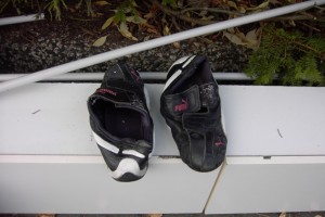 Müll0409 403.jpg (259.08 KiB) 20961 mal betrachtet Ein paar wenige Farbspritzer und Staub zeugten noch vom letzten Einsatz dieser Schuhe; vor allem die Sohle war mit weißer Farbe verklebt, aber das alles ließ sich später leicht reinigen. Zum Schluss muss die Frau sogar beim Tragen die Fersenkappen runtergetreten haben. Die Pumas sollten ja eh "weg".