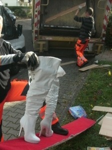 Der erste und letzte &quot;öffentliche Auftritt&quot; von Hausfrau-Nuttenstiefeln. Müllmänner mit Humor gibts nämlich auch; eben richtige Orangene Engel!