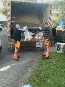 Aus sündigen Bettstiefeln wird nun wertloses Gerümpel welches von der Sperrmüllabfuhr zuverlässig entsorgt wird.