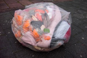 An den Stiefeletten klebten überall Essensreste. Die hatten es wohl voll abbekommen.