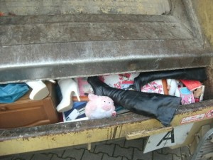 Die Presse lief gerade an, als die Frau vermutlich so ihre alten Bettstiefel zum letzten Mal sah: Das stählerne Pressschild &quot;berührte&quot; die Overknees.
