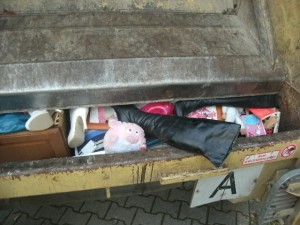 Verrückt: Die weißen Overknees drückten sich in das kleine Schränkchen, welches regelrecht durch die Overknees eingedrückt wurde.