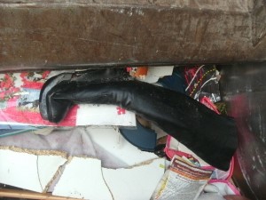 Keine Chance für Plateaustiefel im Pressmüllauto: brutalstmögliche Zerstörung!