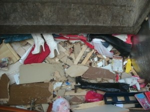 Immer wieder faszinierend: Eben noch eine überquellende Müllschüttung und spätestens nach zwei Pressdurchgänge ist bis auf einige Trümmer wieder Platz. So isses ja auch gedacht.