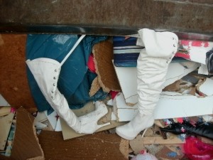 Selbst noch bei ihrer eigenen Sperrmüllabfuhr wollen diese geilen weißen Overknees sich aufregend zeigen!