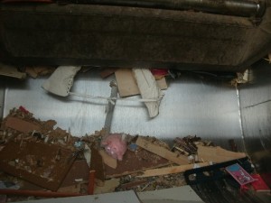 Ein geiles Erlebnis und Vorstellung: Mit den langen Overknee-Schäften den Stahl der Müllschüttung blank wischen.