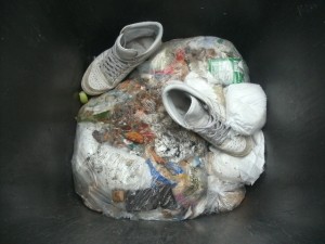 Kaum lagen Jessicas ausgelatschte adidas Sleeks in der Mülltonne, hat eine Mutter mit Kleinkind auf Besuch die volle Windel in die Mülltonne geworfen; - genau auf die geilen Sleeks!