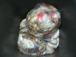 Volltreffer: Ein prall voller siffiger Küchenmüllbeutel auf die Sleeks!