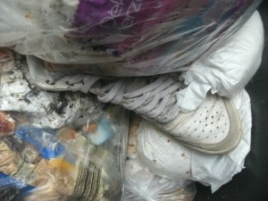 So schnell werden aus geilen Sneaks ekliger Hausmüll: Verrottende Küchenmüllbeutel und verschissene Windeln. Puuuh!