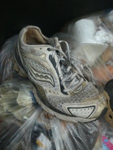 Mit diesen Saucony-Laufschuhen hat Jessica sicher einige Kilometer zuviel gemacht. Sogar die Fersenpolsterung hat sie sehr aufwändig mit Leder neu ausschlagen lassen.