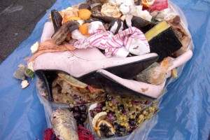 Die Müll-Stiefeletten staken mitten im klebrigen Gemüse.