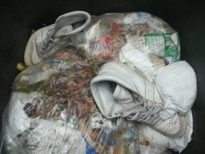 Ekel-Sleeks: Durchfeuchtet und durchdrungen von stinkender Müllbrühe und der fette Müllbeutel hat die Sneaks total platt gedrückt.