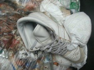 So süße Sneakers zwischen siffigen Küchenmüllbeuteln und vollen Windeln. Baaah!