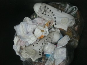 Die weißen Chucks sind noch relativ &quot;sauber&quot; geblieben, aber sie stinken erbärmlich nach Küchenmüll und nach Jessicas weggeworfenen Hygieneartikeln. Igitt!