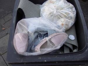 Müll0409 792.jpg (228.93 KiB) 9209 mal betrachtet Peinliche verlatschte Mokkasins - dazu noch in Schweinchenrosa - echt "Ekelmüll". Grins!