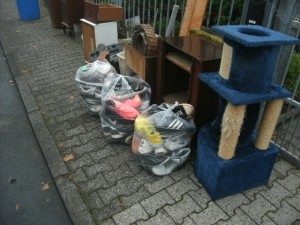 Müll1014 034.jpg (229.45 KiB) 7193 mal betrachtet Der "passende" Tag zur "Sneakerbeerdigung": Trübe, grau und leichter Nieselregen.