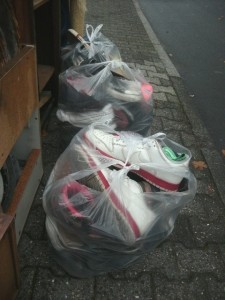 Müll1014 036.jpg (170.58 KiB) 6562 mal betrachtet Nur etwas größerer Bildausschnitt, und man könnte schon das nahende Sperrmüllauto sehen ... !