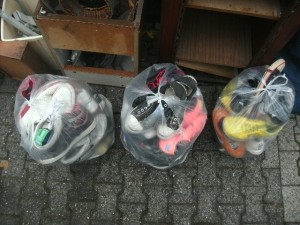 Müll1014 037.jpg (225.34 KiB) 6852 mal betrachtet Überall in den Mülltüten konnte man geile Sneaks entdecken!