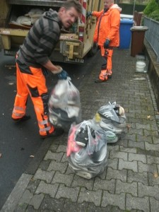 Müll1014 042.jpg (196.35 KiB) 6852 mal betrachtet Während der eine Orangene Engel schon mit der Hand am Pressknopf war, schnappte sich der andere Müllmann die anscheinend recht gewichtigen Mülltüten. Dabei erkannte er noch Modelle, welche er auch schon hatte bzw. hat.