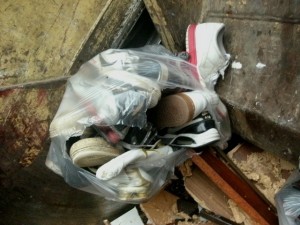 Kein Wunder dass nun bei dem enormen Pressdruck und den Holz- und Glassplittern zermalmter Möbel die Mülltüten aufplatzen und aufgerissen werden.